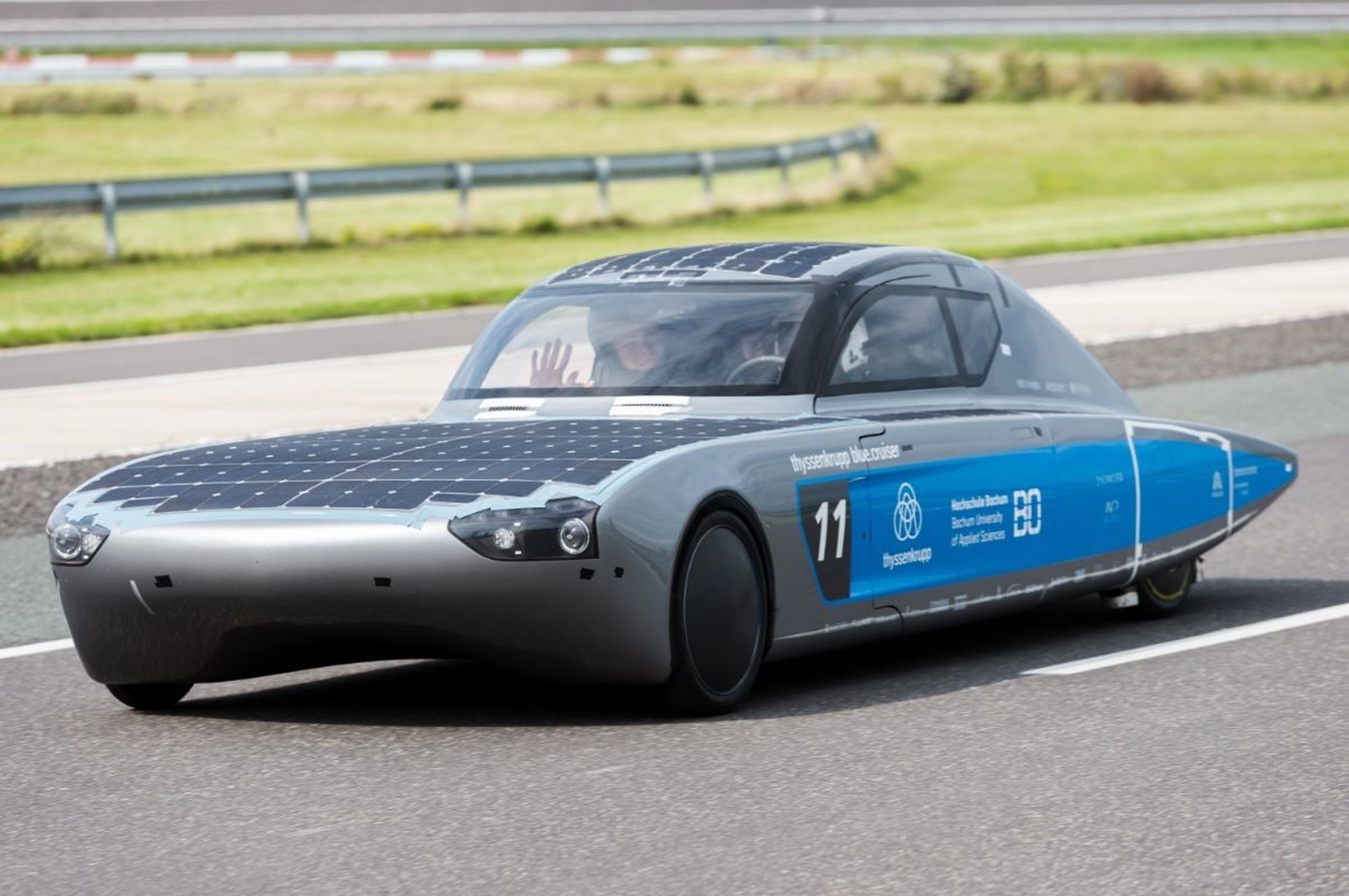 Bei der World Solar Challenge in Australien, dem härtesten Rennen der Welt für Solarfahrzeuge, ist der 'Thyssenkrupp Blue Cruiser' mit Hirschmann-Traggelenken am Start.