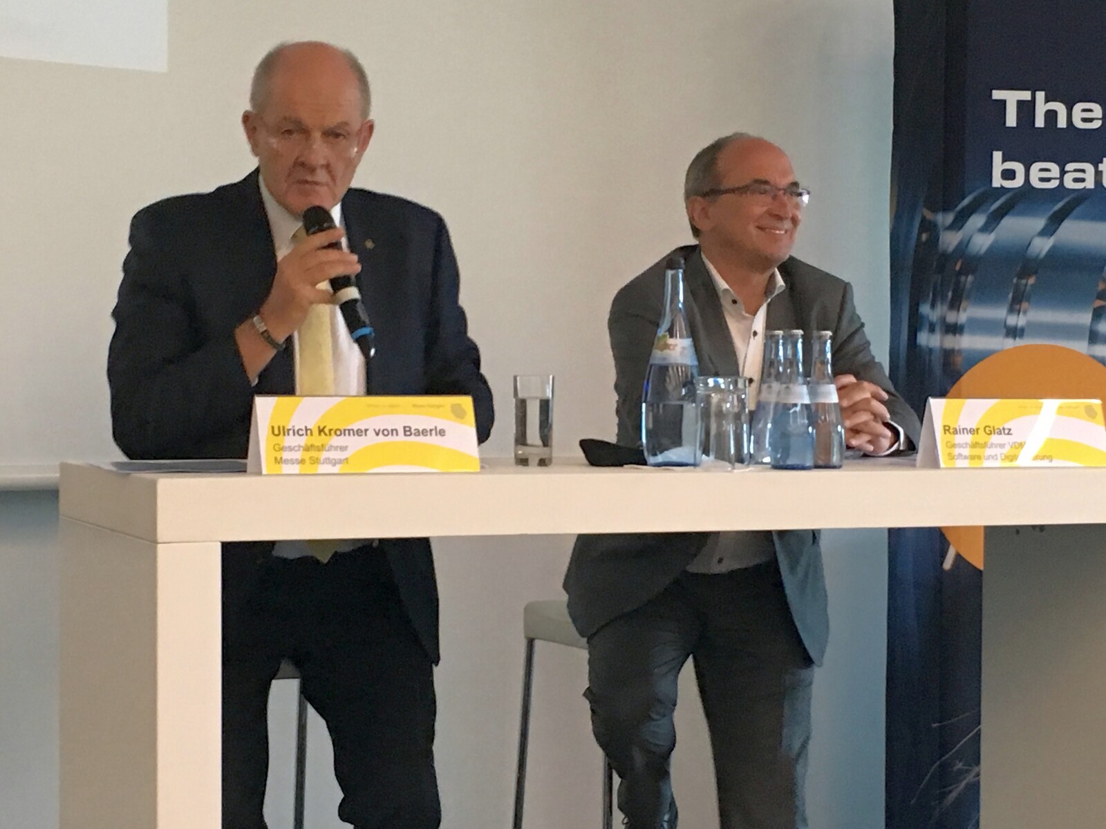 Ulrich Kromer von Baerle, Sprecher der Geschäftsleitung Messe Stuttgart (links), verkündete die Rekordzahlen der diesjährigen AMB.