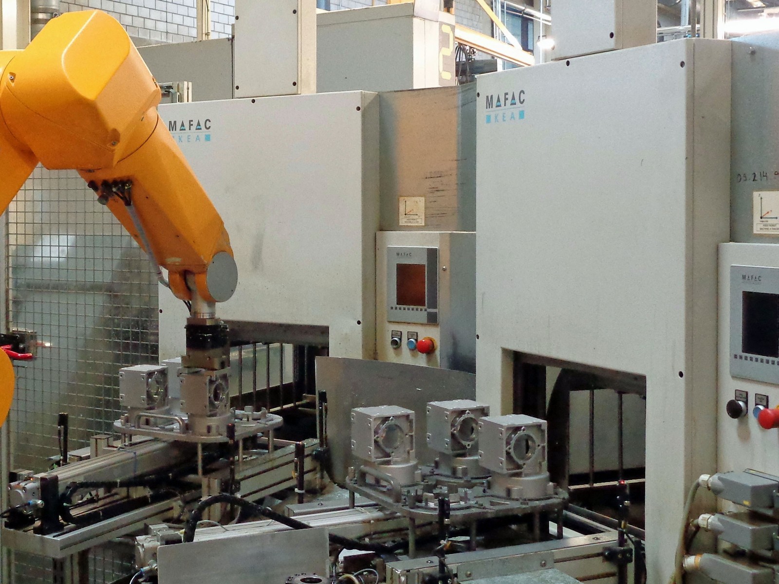 Die Versuchsanlage bei SEW Eurodrive umfasst zwei Spritzreinigungsmaschinen des Typs Mafac KEA mit Einbad-Technik, die an einen Roboter und eine Produktionsanlage für Getriebegehäuse gekoppelt sind.