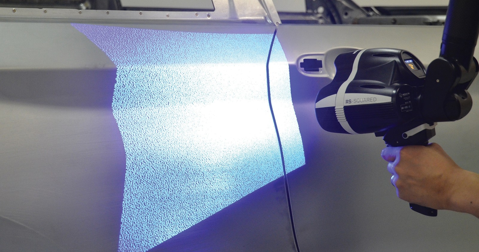 Der Flächenscanner RS-Squared von Hexagon Mi verfügt über Streifenlicht-Scanning-Technologie.