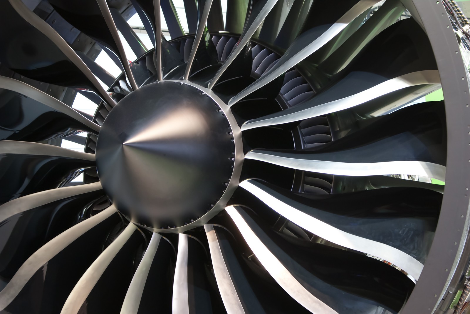 In der Fertigung von Flugzeugbauteilen sind Turbinenschaufeln aus Nickelbasislegierungen besonders anspruchsvoll. 