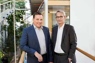 Dieter Aichert, Geschäftsführer und Chief Executive Officer von Surtec Deutschland (links) und Dr. Karl Brunn, Senior Project Manager von Surtec International.