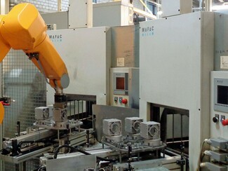 Die Versuchsanlage bei SEW Eurodrive umfasst zwei Spritzreinigungsmaschinen des Typs Mafac KEA mit Einbad-Technik, die an einen Roboter und eine Produktionsanlage für Getriebegehäuse gekoppelt sind.