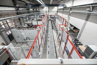 Mit der Anlage, bestehend aus vier Bearbeitungszentren C 42 U, Robotersystem, Reinigungseinheit und Messraum automatisiert Hofmann die Finish-Bearbeitung seiner Formteile. 
