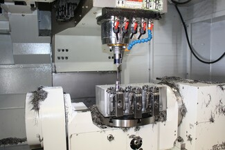 Blick in den Arbeitsraum des 5-Achs-Bearbeitungszentrums MTcut UDS41-5A. Die Schwenktischmaschine nutzt Projekto hauptsächlich für größere Serien. 