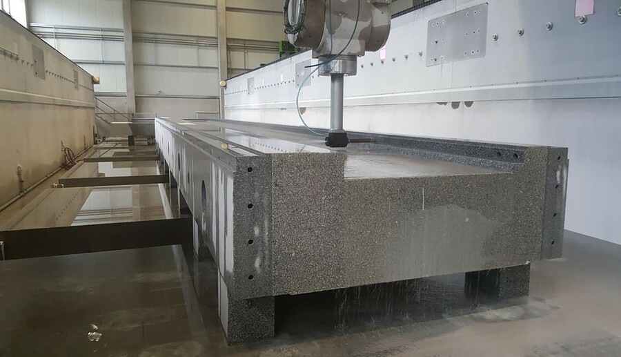 Bearbeitung eines Granit-Maschinenbetts für eine Heyligenstaedt-Portalfräsmaschine vom Typ Heynumill. 