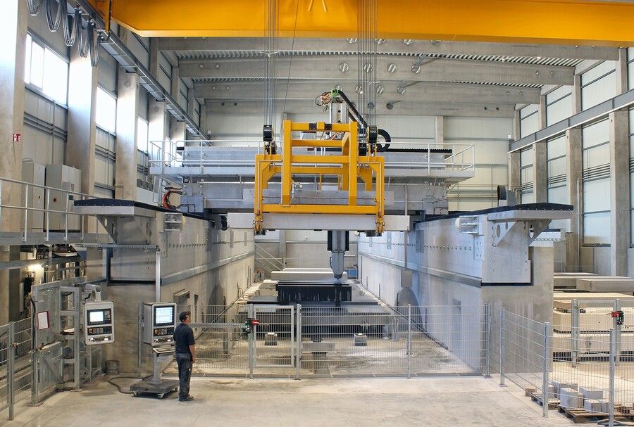 Großbearbeitungszentrum bei Reitz Natursteintechnik. Auf der Gantry-Maschine können Granitblöcke bis zu Abmessungen von 12.000 mm × 4.300 mm × 1.500 mm μ-genau bearbeitet werden. 