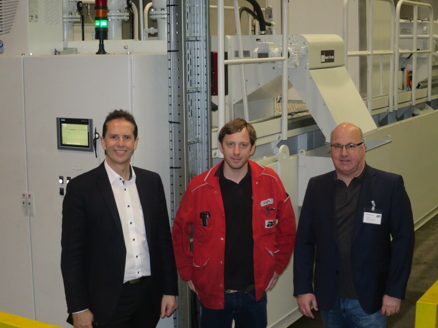 Klaus Bock (v.li.), Abteilungsleiter Sales Support bei Mayfran, Christian Sachs, Abteilungsleiter ae group, und Holger Rehberg, MEV Industrievertretung, zeigen sich zufrieden mit der neuen Anlage. 