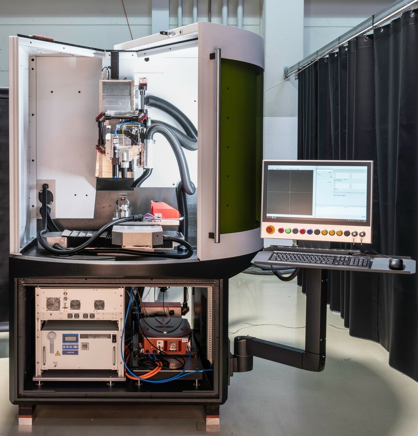 Die neu entwickelte „E1“ des Start-ups KLM ist eine Hightech-Lasermaschine, die bei der Bearbeitung von Kleinteilen einen Ultrakurzpulslaser einsetzt.