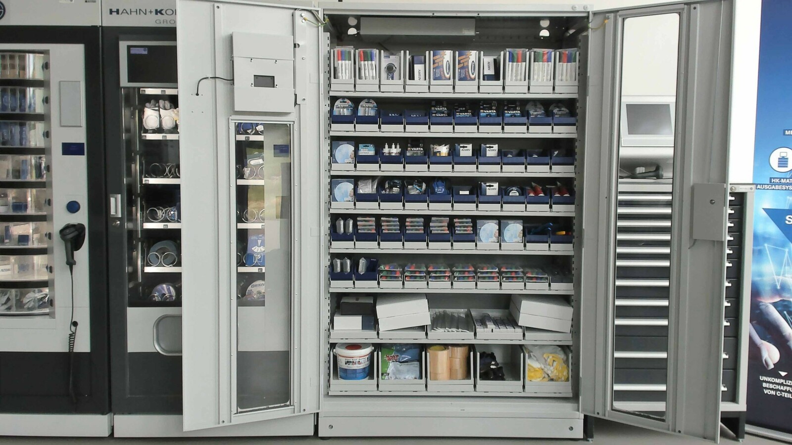 Neun individuell konfigurierbare Ebenen und bis zu 90 Lagerplätze hat der Ausgabeautomat mit Wiegezellentechnik HK-Mat W für PSA-Artikel, Trennscheiben, Dichtungen und vieles mehr.