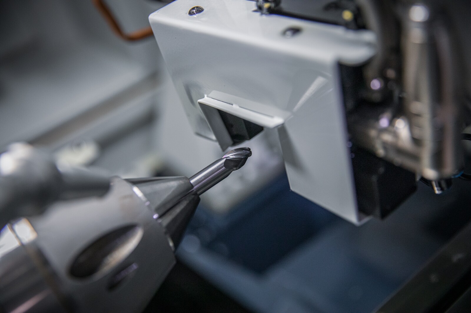 Die Komponenten des Laser-Ultra-Systems für die In-Prozess-Messung sind fest in der Maschine verbaut und so immer einsatzbereit, ohne die tägliche Arbeit in der Smart Factory einzuschränken. 