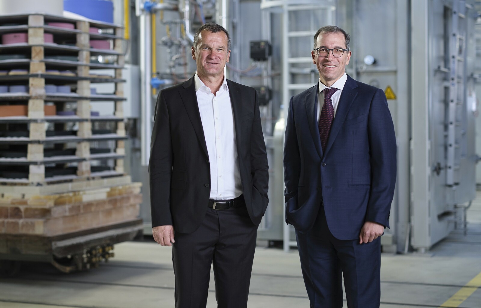 Thomas Friess folgt als CEO von Tyrolit auf Christoph Swarovski (rechts). Friess richtet den Fokus auf die fortschreitenden Digitalisierung sowie die Erschließung von Zukunftsbranchen wie Medizintechnik, Elektrotechnik oder Umwelttechnologie.