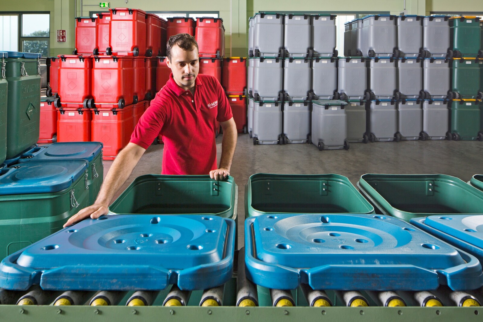 Mewa Safety Container sind stapelbar und palettentauglich. Zugleich erlauben integrierte Räder und Griffbügel den einfachen Standortwechsel bei Lagerung und Transport der Sicherheitscontainer. 