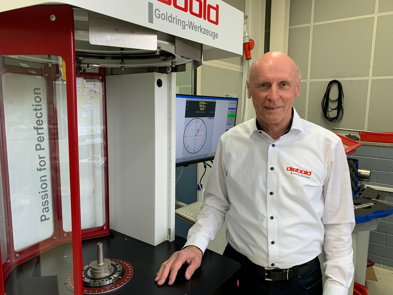 Geschäftsführer Hermann Diebold: „Highlight unseres neuen Universal Balancer ist, dass der UB30 rotationssymmetrische Teile und Werkzeuge besser wuchten kann als die derzeit marktgängigen Maschinen.“