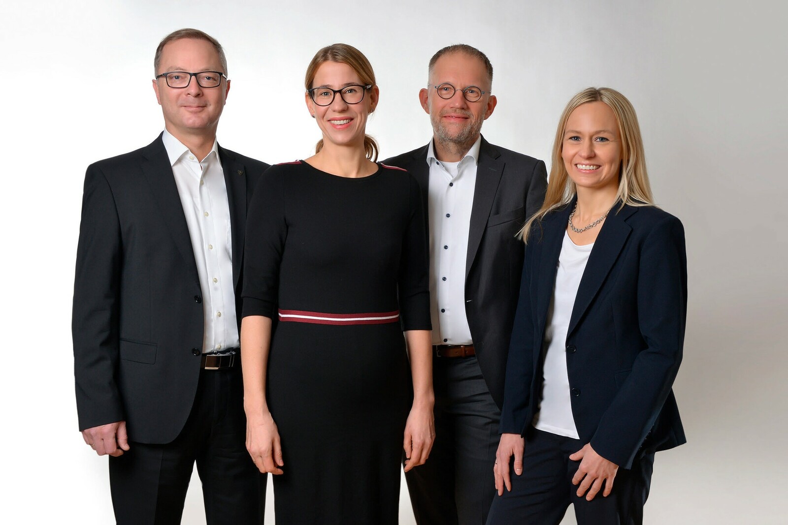 Die nächste Generation ist bereit: Die beiden neuen Geschäftsführer Christian Erlinger (l.) und Knut Mersch (2.v.r.) zusammen mit den beiden Geschäftsführerinnen der Muttergesellschaft Julia Klingspor (2.v.l.) und Verena Schechner (r.).