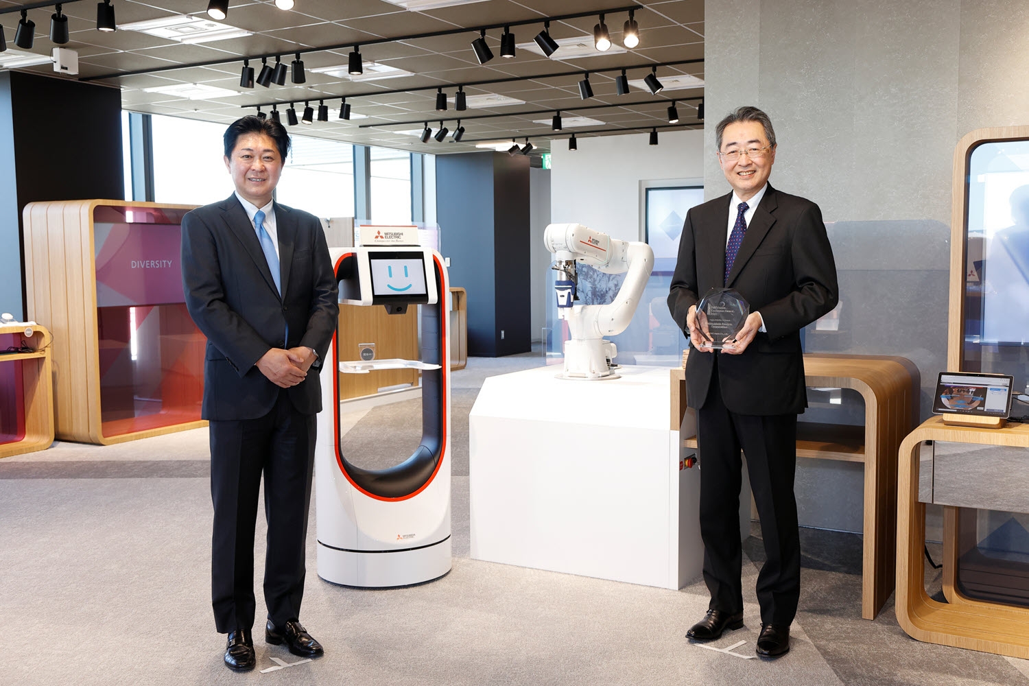 Hirofumi Suzuki, Präsident und Representative Director von SAP Japan, (l. ) und Yoshikazu Miyata, Senior Vice President von Mitsubishi Electric, (r. ) bei der Verleihung des "Japan Industry 4.0"-Awards im Rahmen der SAP Japan Customer Awards 2021.