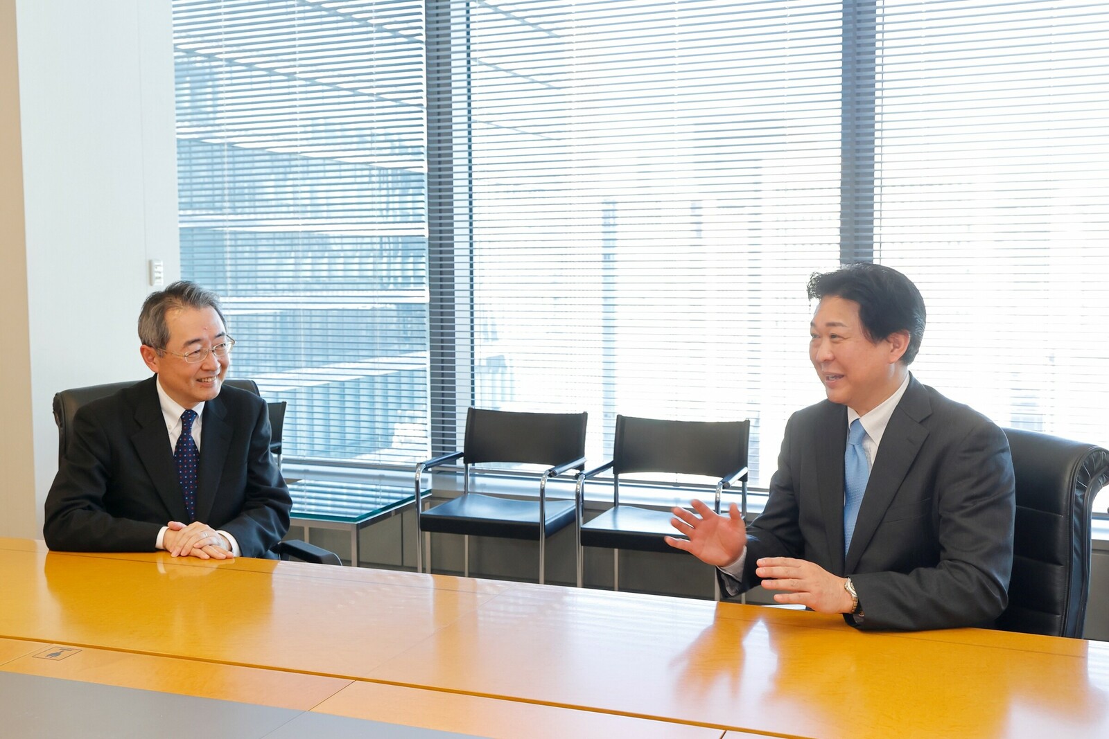 "Das ERP von SAP und die Fabrikautomatisierungsprodukte von Mitsubishi Electric werden zusammen neue Innovationen für die Lieferkette bringen", erklärt Hirofumi Suzuki (r.) im Gespräch mit Yoshikazu Miyata.
