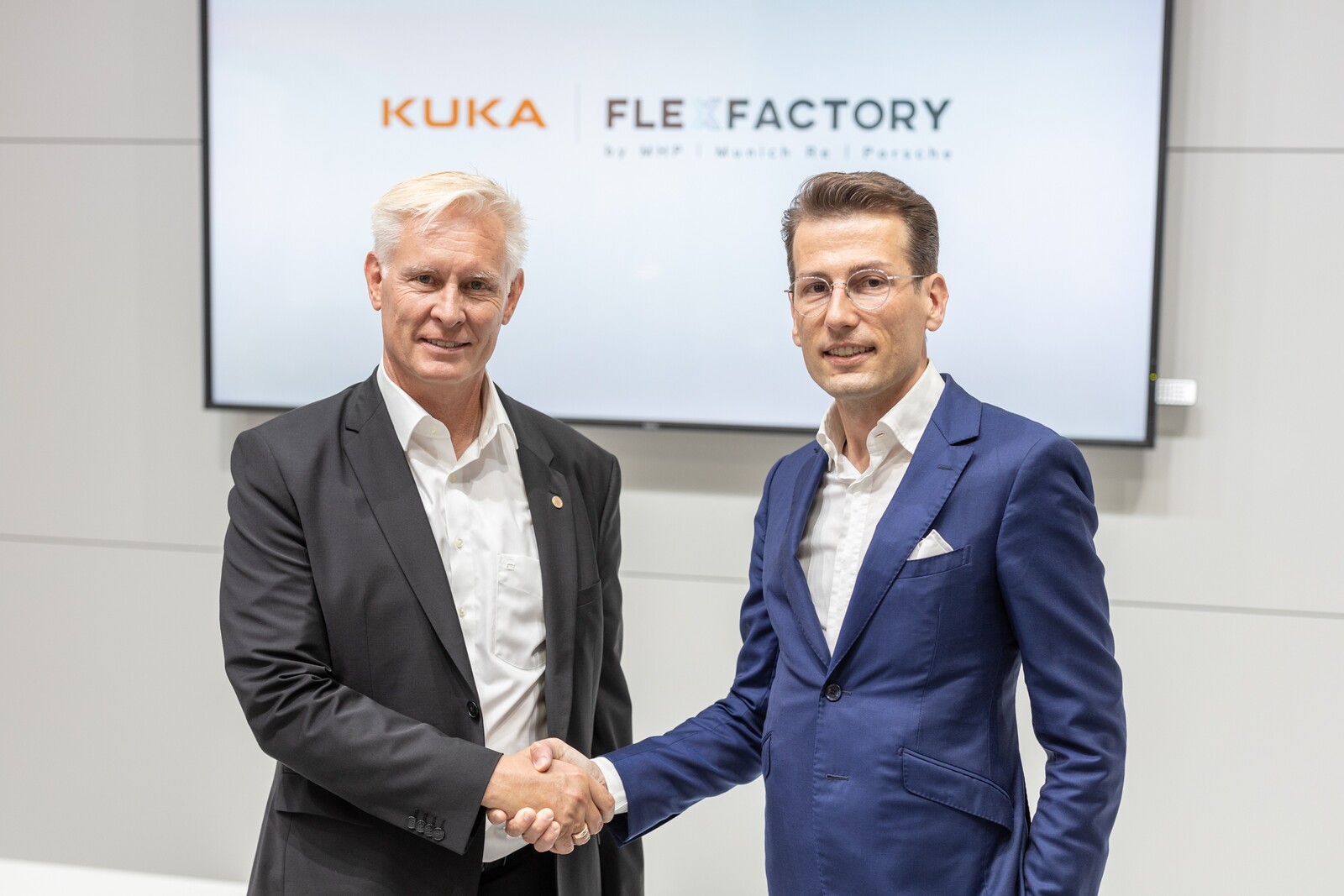 Gerald Mies, Geschäftsführer von Kuka Systemes und Dr. Phillipp Hypko, Geschäftsführer von Flexfactory freuen sich auf die Kooperation bei gemeinsamen Pay-on-Production-Modellen. 