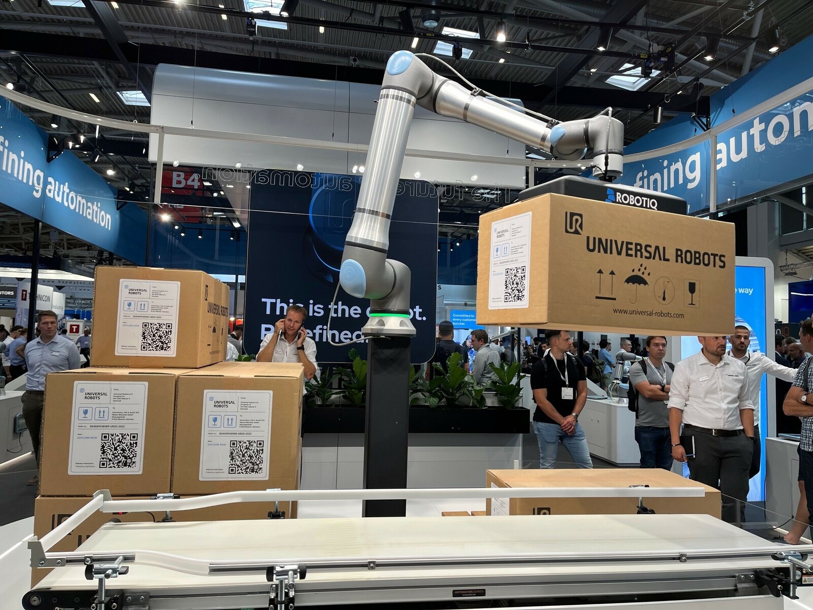 Zur Markteinführung stellte Universal Robots den UR 20 auf der Automatica in München in Zusammenarbeit mit dem UR+ Partner Robotiq in einer Palettieranwendung vor.