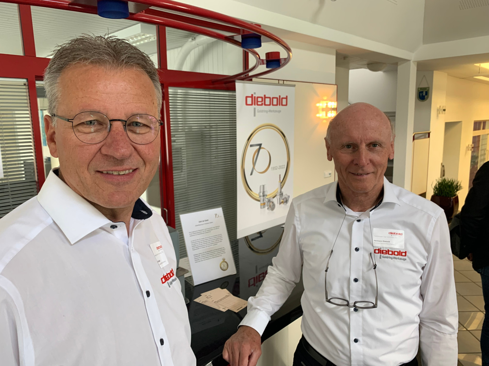 Perfektes Werkzeugmanagement? Während des Technologietags feierten Frank Ringat (li.) und Hermann Diebold offiziell 70stes Firmenjubiläum und führten durch Fertigung und Vorführraum, wo die neuesten Wucht-, Mess- und Schrumpfgeräte warteten.