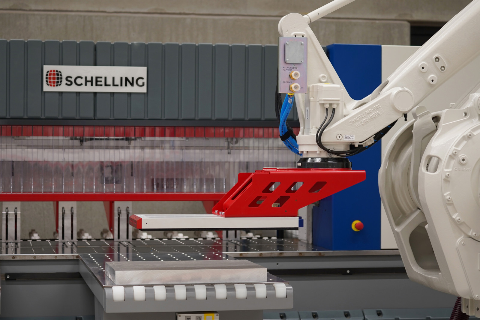 Durch eine automatische Handhabung der Werkstücke macht der Knickarmroboter aus der manuellen Säge eine automatisierte Bearbeitungszelle. 