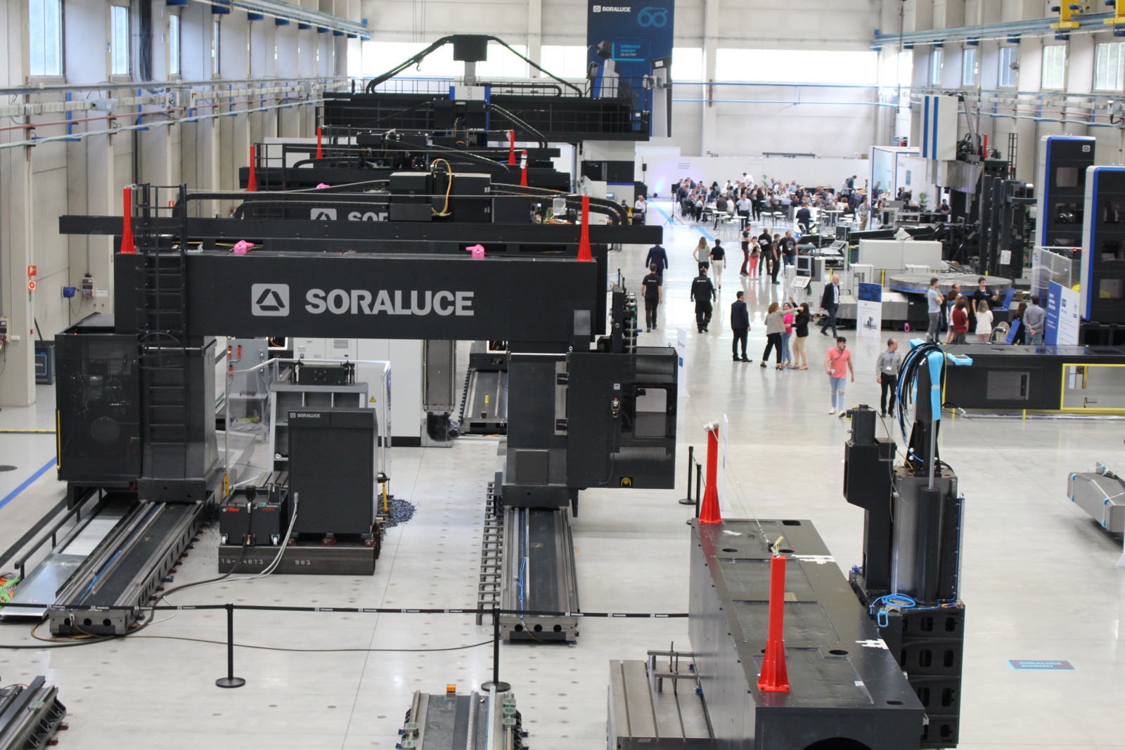 Im Werk für die Portalmaschinen in Bergara präsentierte Soraluce außer zehn Maschinen auch digitale und automatisierte Lösungen.