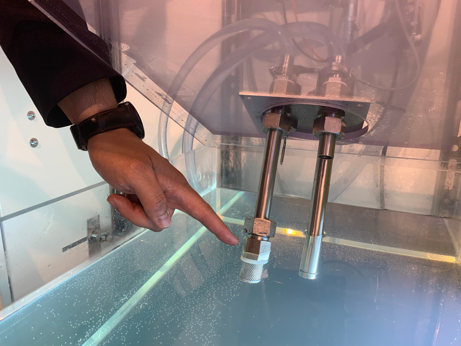 Auf der AMB demonstrierte TotalEnergies wie der Cutting Fluid Manager funktioniert: Hier im Tank messen die Sensoren Konzentration, pH-Wert, Temperatur und das Volumen, um die Zugabe von Konzentrat und Wasser zu steuern.