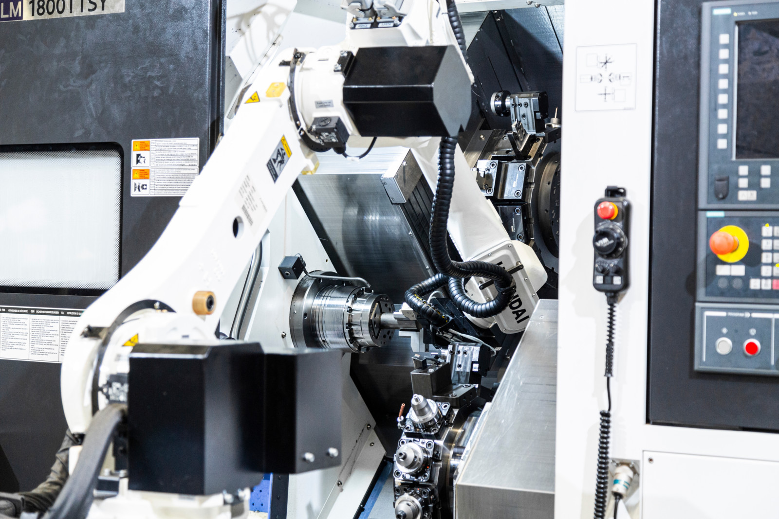 Anbindung eines 6-Achs-Roboters an das Mehrachsen-Drehzentrum Hyundai WIA LM1800TTSY. 