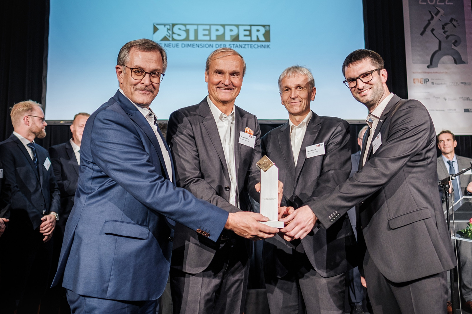 Fritz Stepper GmbH & Co. KG ist der Gesamtsieger des Wettbewerbs „Excellence in Production“ und damit „Werkzeugbau des Jahres 2022“ (v.l.n.r. Raimund Ochs, Michael Stepper, Bernd Rexroth, Daniel Ast (alle Fritz Stepper GmbH & Co. KG).