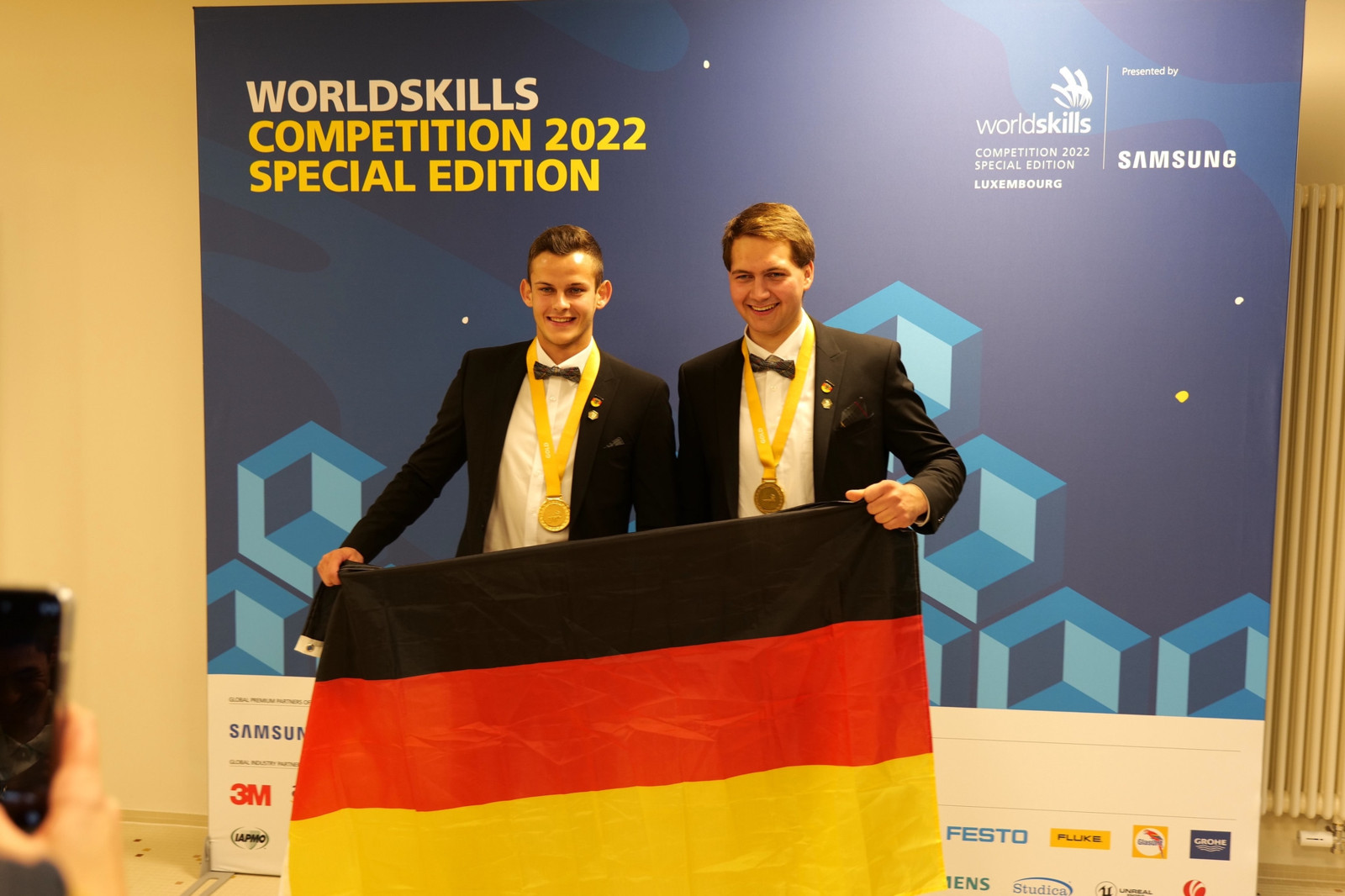 Die Sieger Philipp Raab (links) und Marvin Schuster im Berufsfeld Roboterprogrammierung.