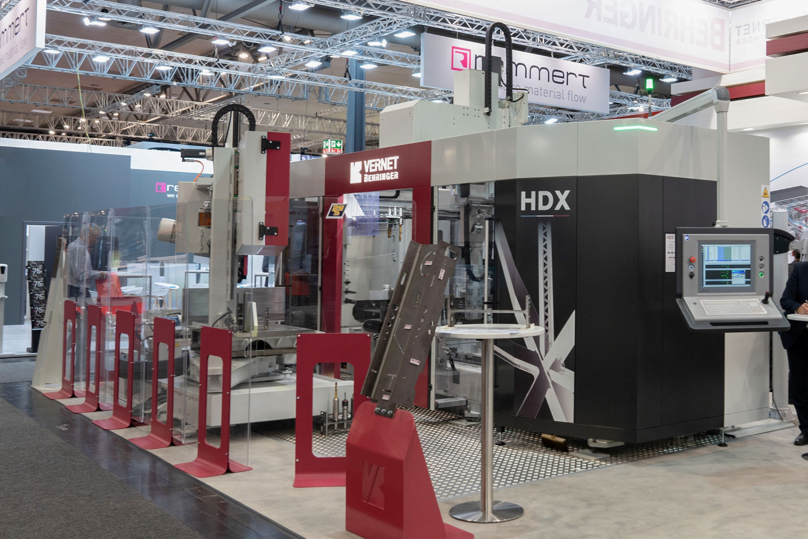 Die Hochgeschwindigkeits-Bohr- und Fräsmaschine HDX von Vernet Behringer bietet umfangreiche Features für eine energieeffiziente Produktion.