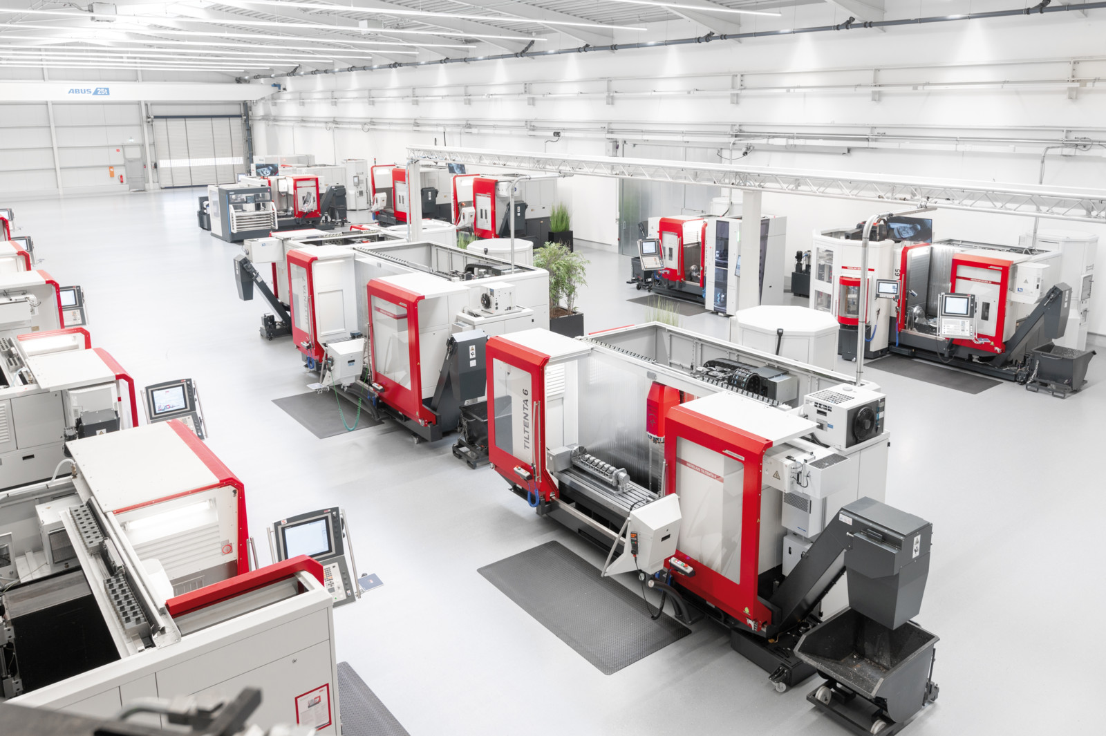 15 CNC-Bearbeitungszentren, zum Teil mit angebundener Automation werden auf der Hedelius Hausausstellung am 22. und 23. März unter Span zu sehen sein.