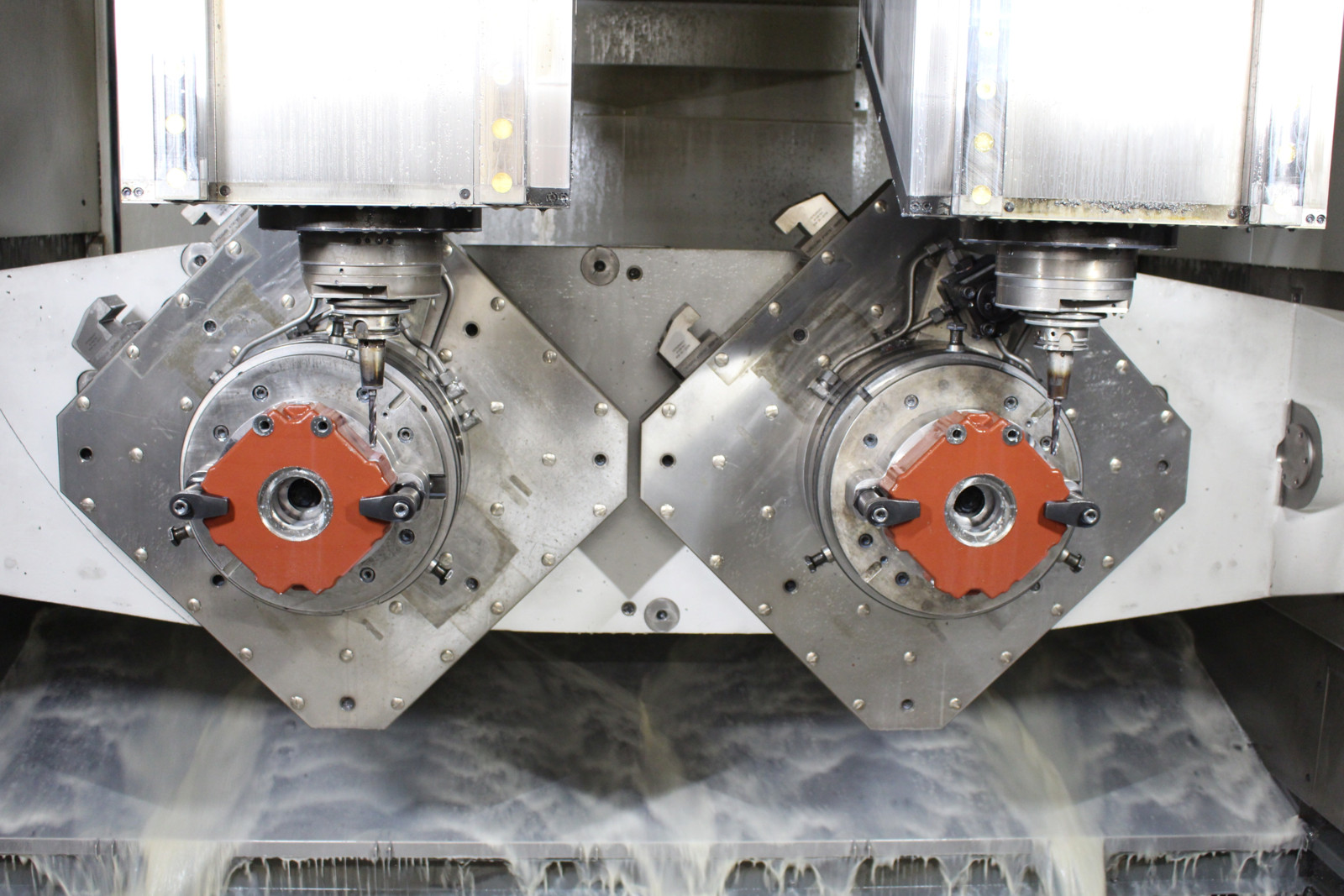 Auf dem doppelspindligen Bearbeitungszentrum DZ 25 P five axis werden hauptsächlich Lagerschilde und Flansche aus Grauguss für Servoantriebe gefertigt. 