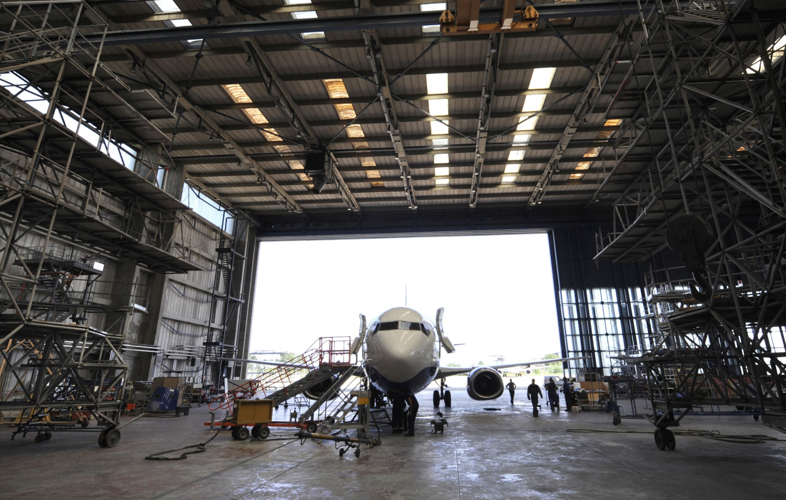 Vibrationen bei der Bearbeitung können zu oberflächlichen Mängeln führen, die die Qualität von Flugzeugkomponenten beeinträchtigen.