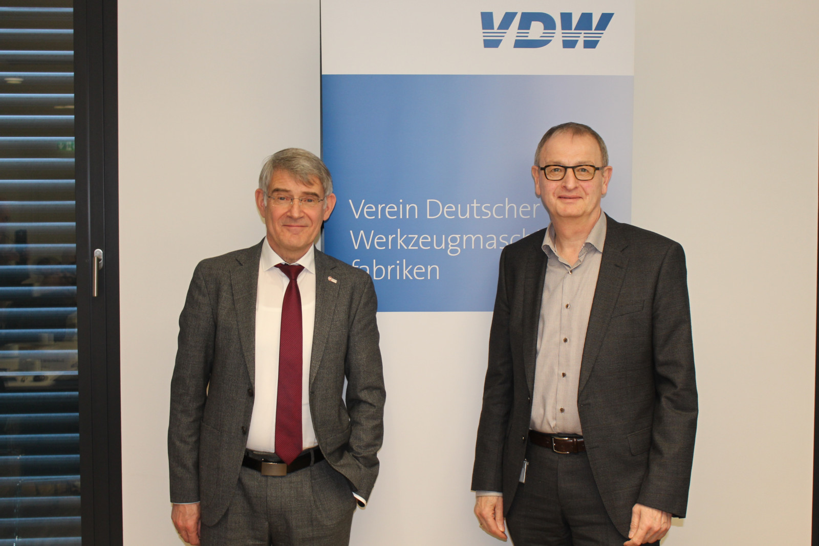 Blickten für die Werkzeugmaschinenbranche optimistisch in das Jahr 2023: Franz-Xaver Bernhard, Vorsitzender des VDW (li.), und Dr. Wilfried Schäfer, Geschäftsführer VDW. 