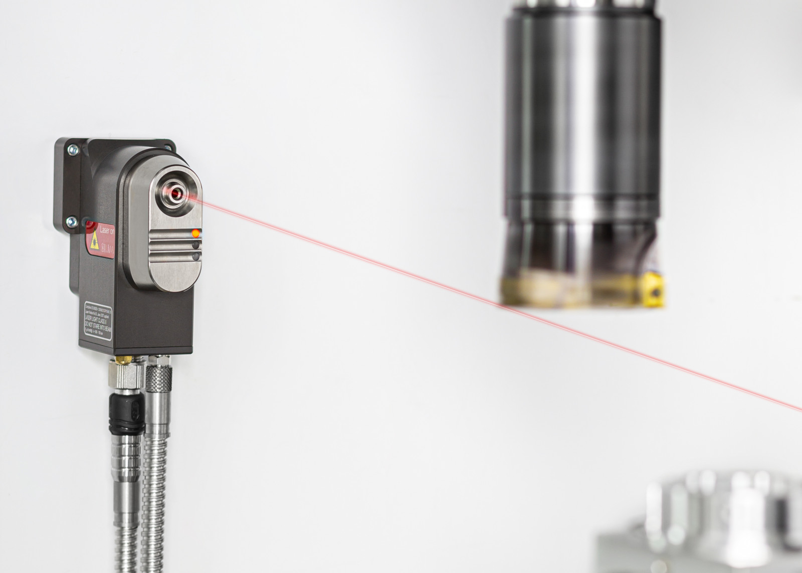 Der LC53-Digilog kann flexibel an der Maschinenwand montiert werden. Wie alle aktuellen Lasermesssysteme von Blum verfügt auch der LC53-Digilog über die zukunftsweisende Digilog-Technologie, eine hochpräzise Laseroptik und das einzigartige Schutzsystem.