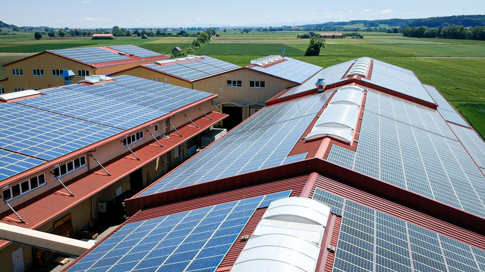 Photovoltaikanlage bei Ruf: Am Stammsitz in Zaisertshofen hat das Unternehmen auf einer Fläche von 10.732 m² 7.320 Photovoltaikmodule mit einer Modulleistung von 1692,4 kWp installiert. 