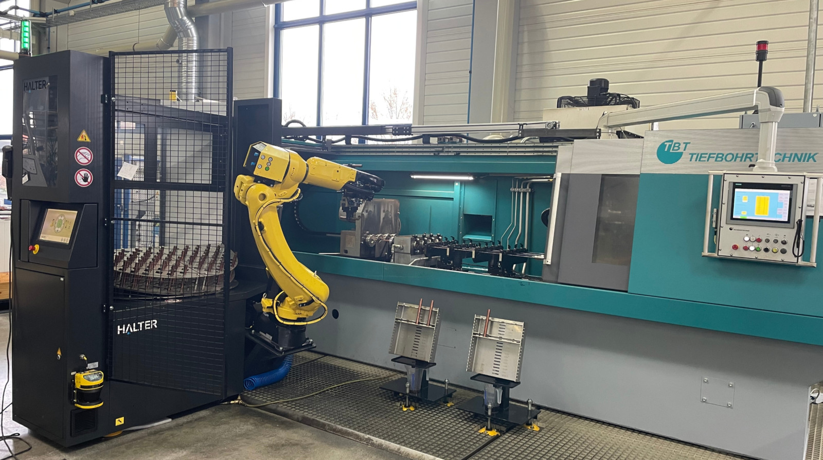 Seit März 2023 wird bei Ott-Jakob Spanntechnik in Lengenwang ein eigens modifizierter Halter LoadAssistant mit einer Robotertragkraft von 35kg für das Be- und Entladen einer Tieflochbohrmaschine eingesetzt. 