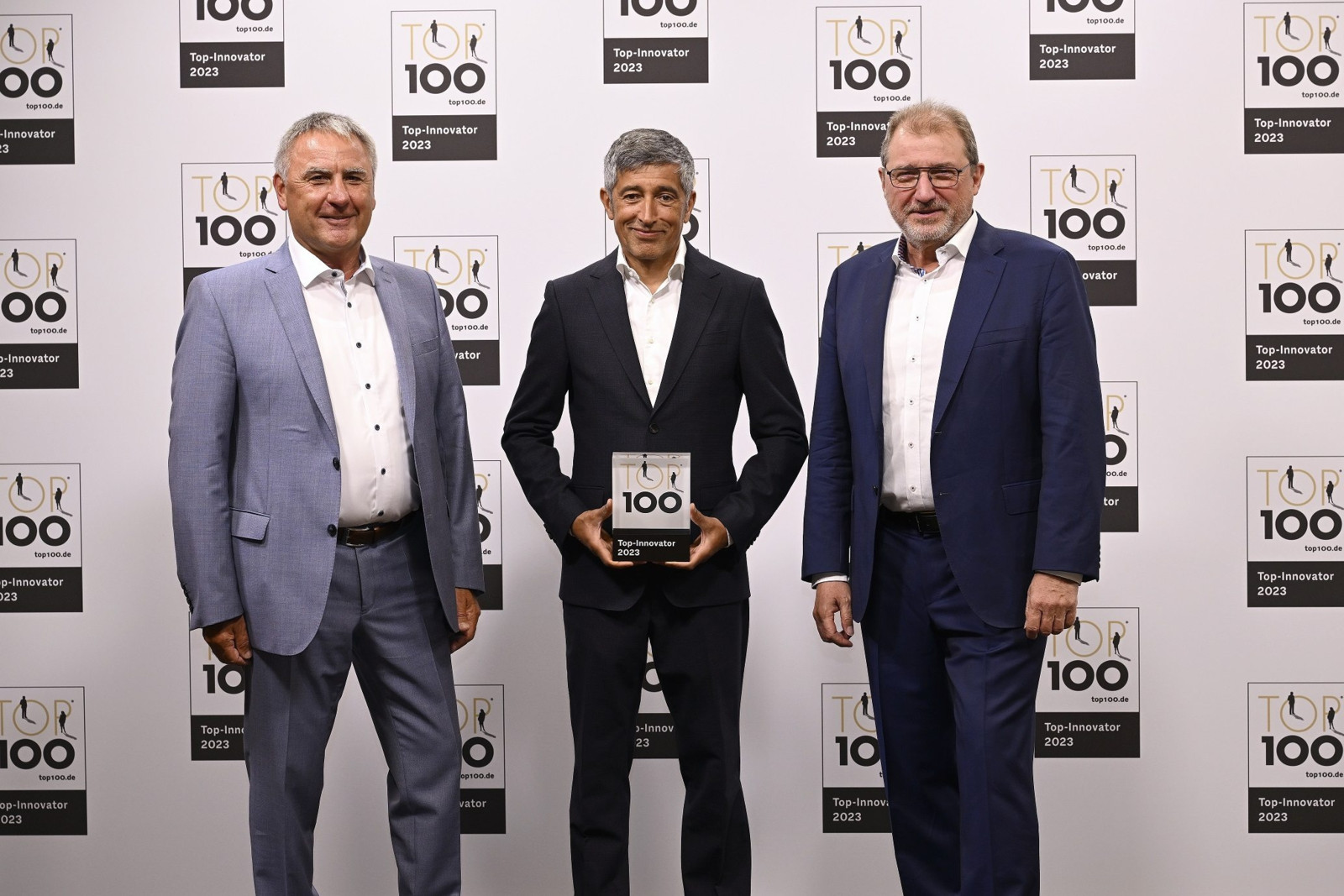 Die Geschäftsführer von Zecha, Stefan Zecha (r.) und Reiner Kirschner (l.), trafen Ranga  Yogeshwar (Mitte) bei der Preisverleihung von Top 100 in Augsburg. 